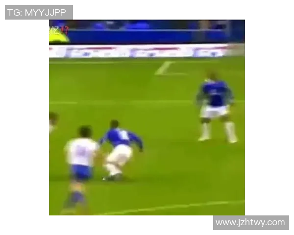 足球明星齐聚一堂，激情四射的荣耀时刻凝聚在这张经典照片相框中