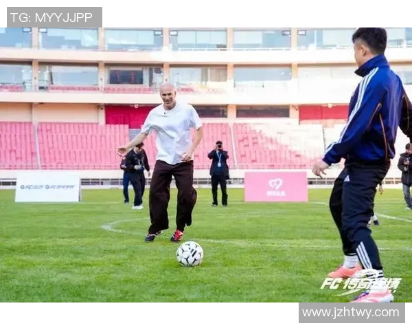 足球球星清晨帅气登场，朝阳下的动感与活力迎接新的一天